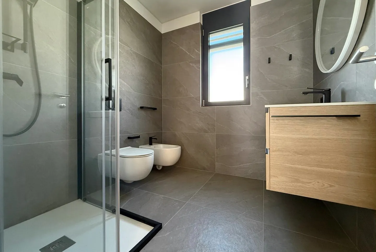 LOCATION AVEC OPTION D'ACHAT - SPACIEUX 4.5 PIÈCES AVEC 2 TERRASSES À VACALLO - Photo 6 sur 10