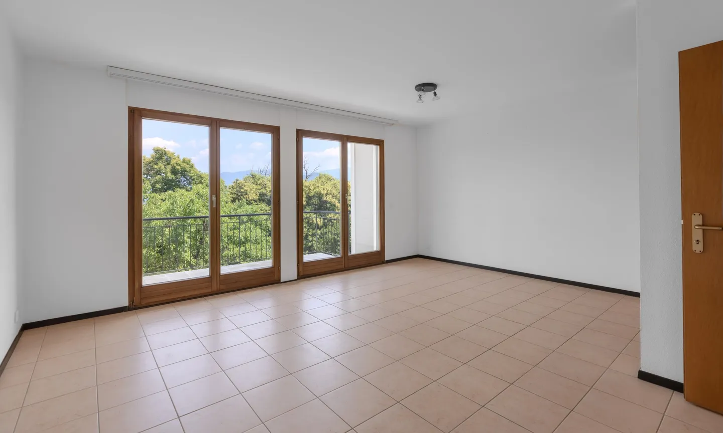 À LOUER MAISON DE 5.5 PIÈCES AVEC 2 TERRASSES À VERNATE - Photo 2 sur 13