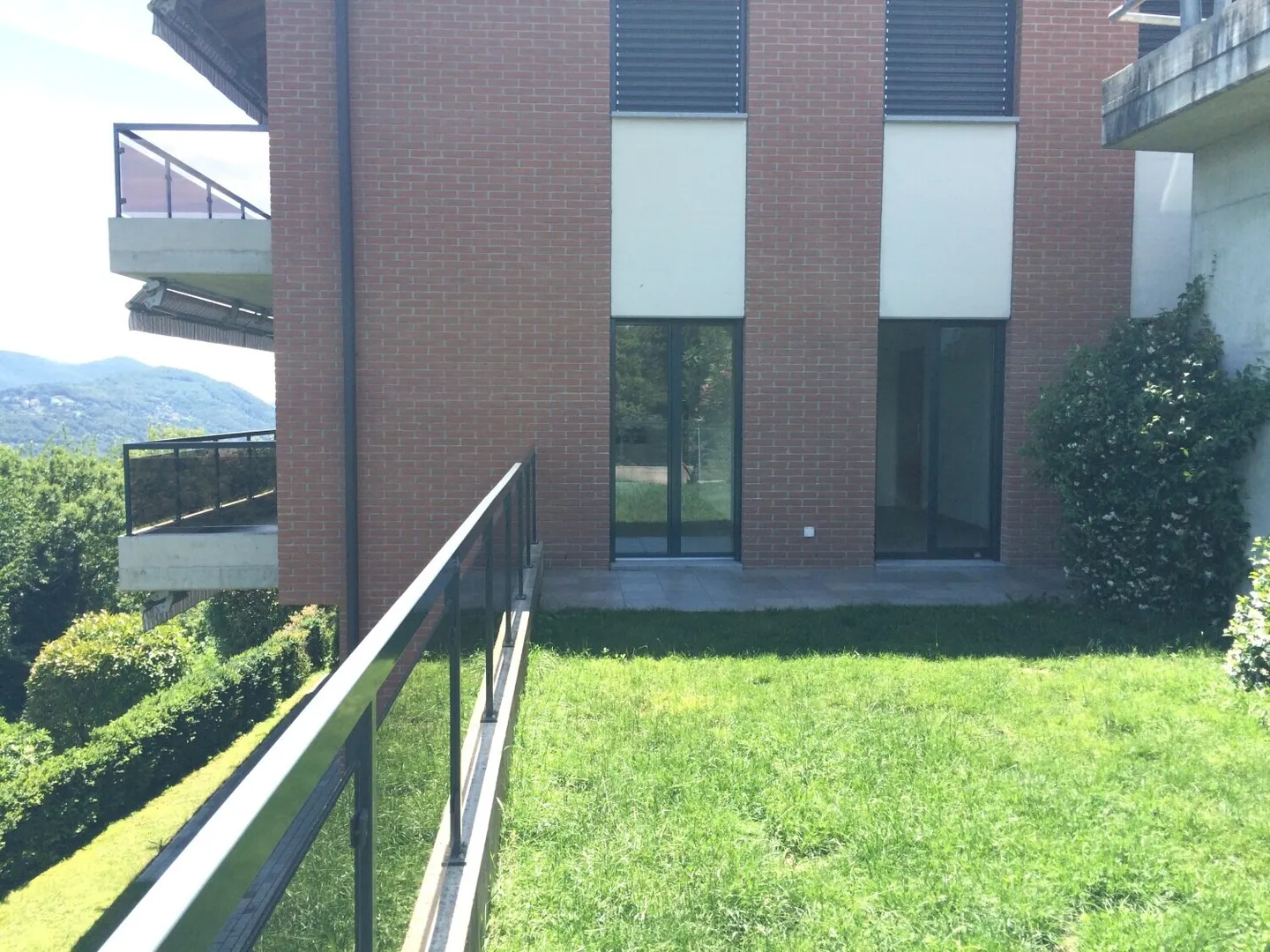 À LOUER 3.5 PIÈCES AVEC JARDIN VUE SUR LE LAC À BOSCO LUGANESE - Photo 5 sur 10