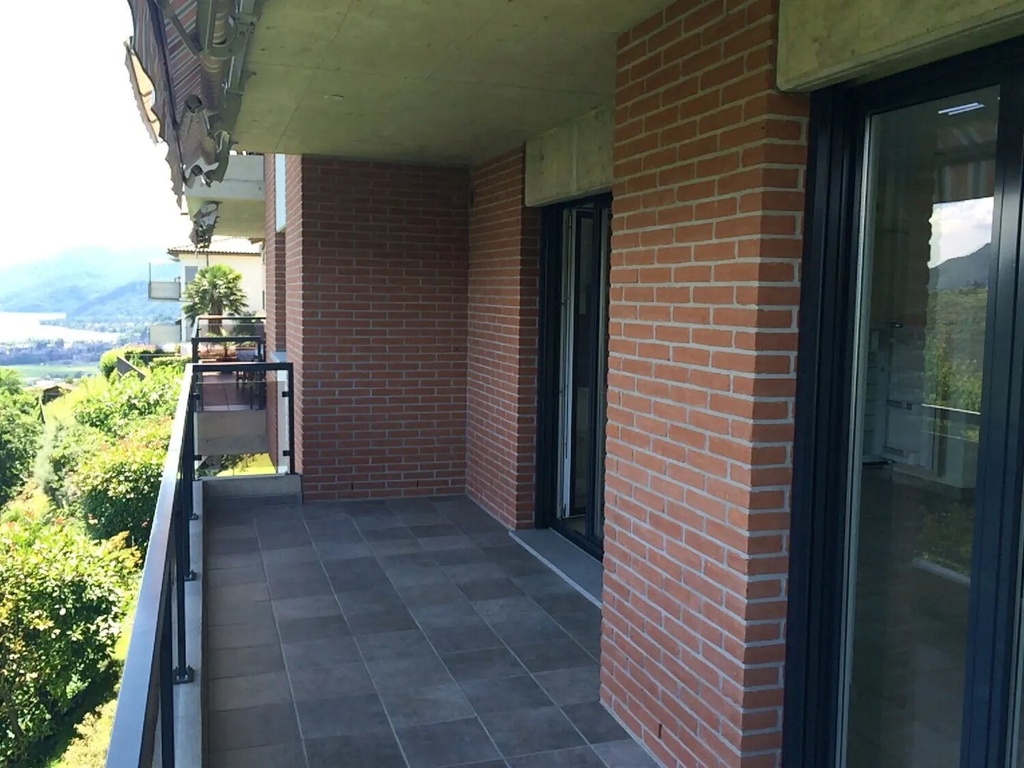 À LOUER 3.5 PIÈCES AVEC JARDIN VUE SUR LE LAC À BOSCO LUGANESE - Photo 2 sur 10