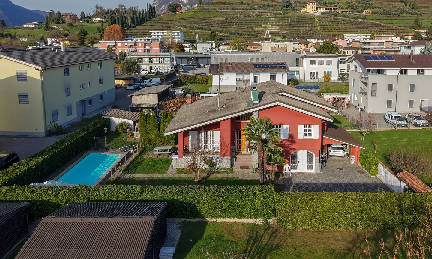 BELLISSIMA VILLA 4.5 LOCALI CON PISCINA A COLDRERIO - Foto 1 di 9