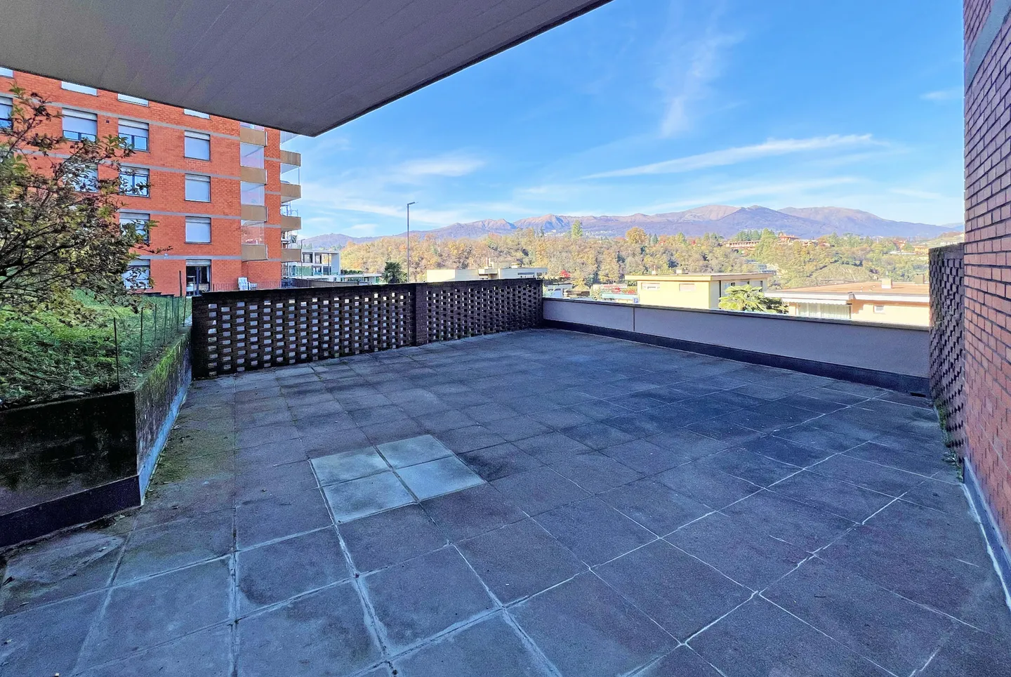 AMPIO 3.5 CON TERRAZZA PANORAMICA DI 60 MQ A LUGANO PARADISO - Foto 1 di 10