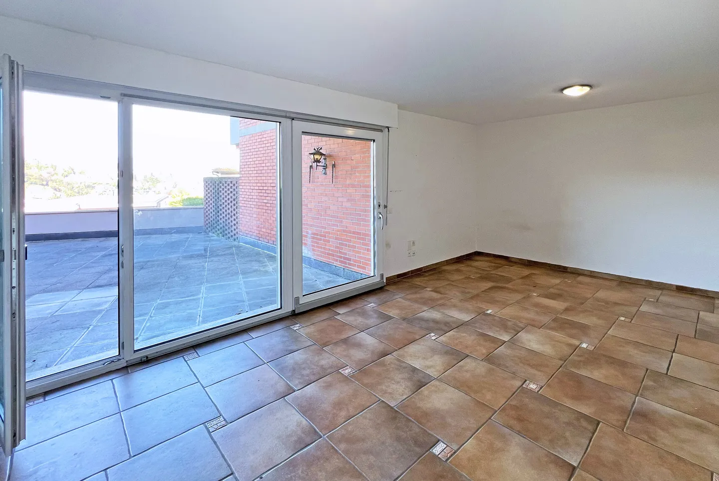 AMPIO 3.5 CON TERRAZZA PANORAMICA DI 60 MQ A LUGANO PARADISO - Foto 2 di 10