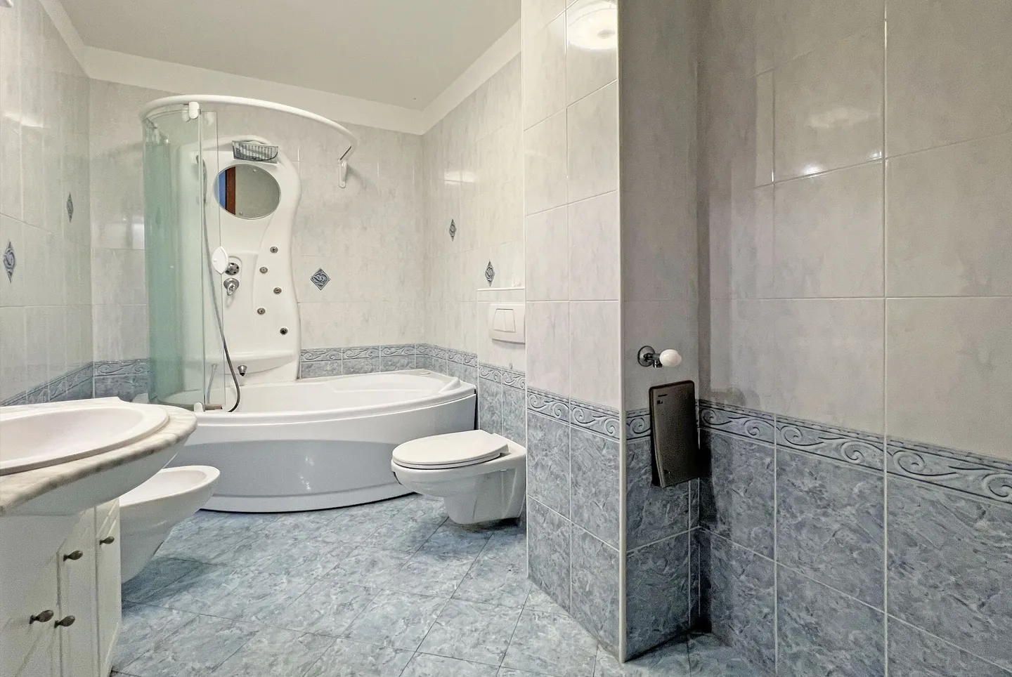 AMPIO 3.5 CON TERRAZZA PANORAMICA DI 60 MQ A LUGANO PARADISO - Foto 7 di 10