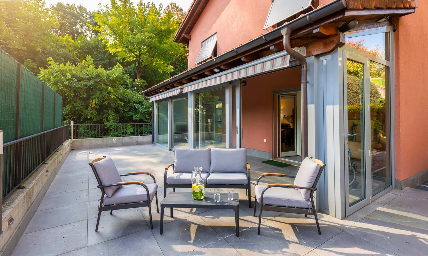 DUPLEX INDÉPENDANT SPACIEUX AVEC TERRASSE COUVERTE À MENDRISIO - Photo 1 sur 9