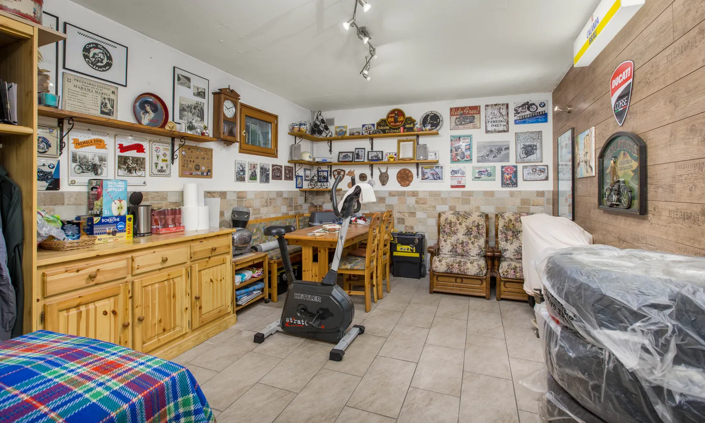 SPACIOUS DUPLEX 4.5 ROOMS WITH TERRACE IN CASTEL SAN PIETRO - Photo 8 of 9