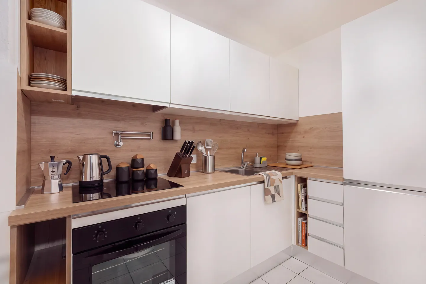 ZU VERMIETEN GERÄUMIGE 2.5 ZIMMER MÖBLIERT MIT BALKON IN CANOBBIO - Foto 3 von 6