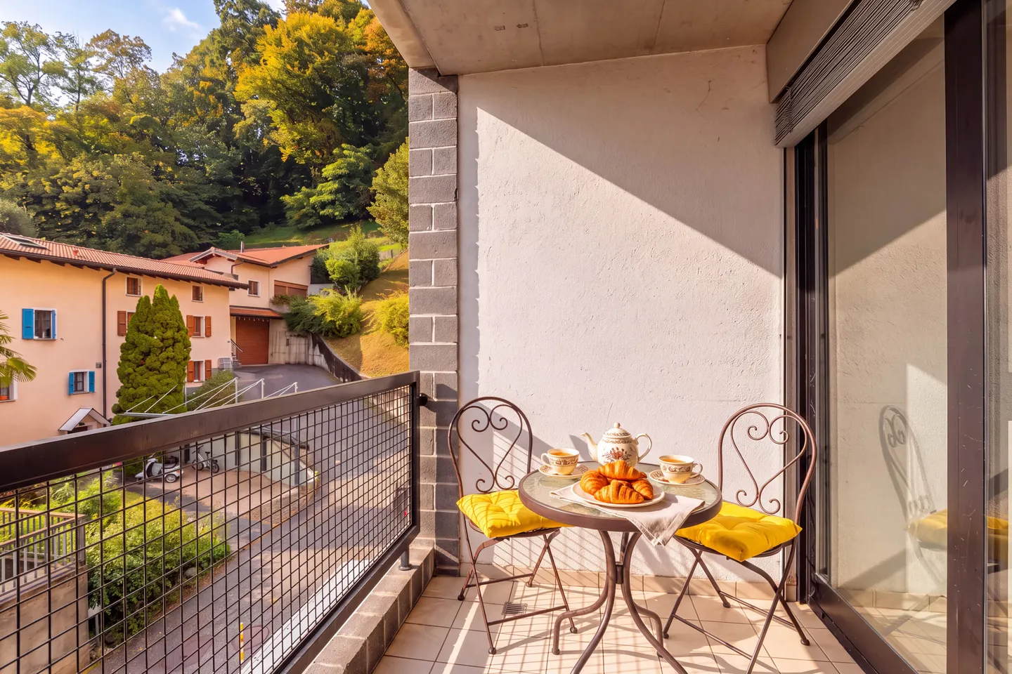 ZU VERMIETEN GERÄUMIGE 2.5 ZIMMER MÖBLIERT MIT BALKON IN CANOBBIO - Foto 2 von 6