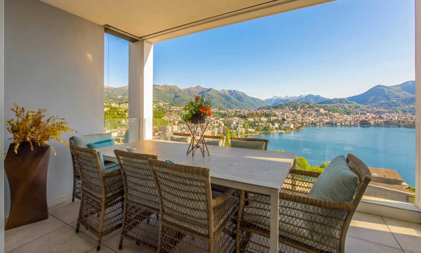 PRESTIGIOUS PENTHOUSE 6.5 WITH ROOFTOP AND LAKE VIEW IN PARADISO - Photo 2 of 10