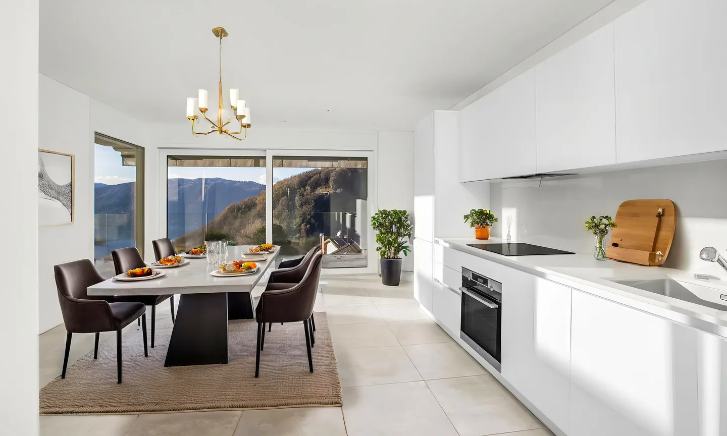 MODERNES ATTIKAWOHNUNG 2.5 ZIMMER MIT TERRASSE UND SEEBLICK IN ROVIO - Foto 1 von 10