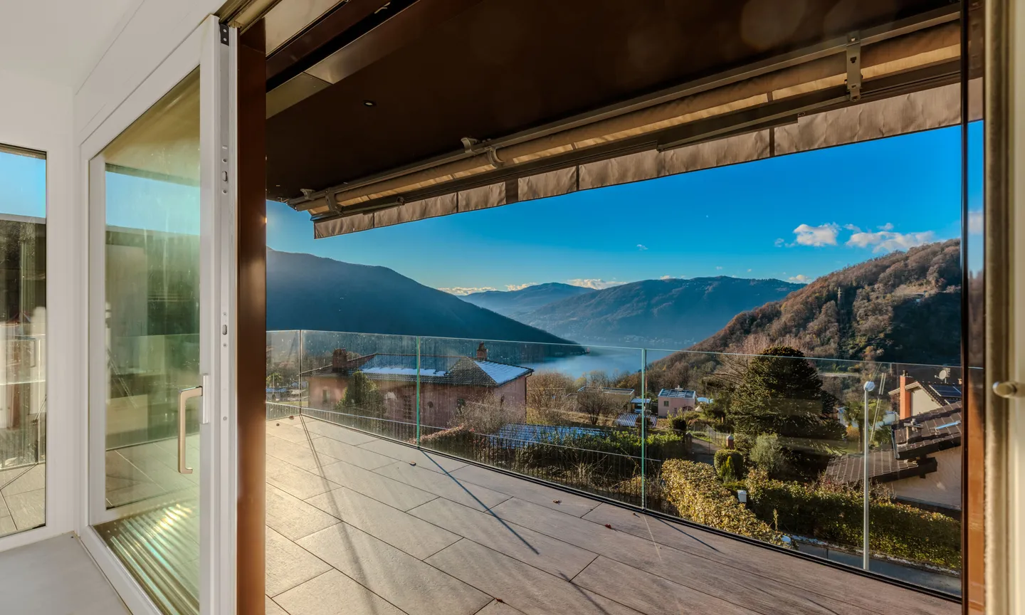 MODERNES ATTIKAWOHNUNG 2.5 ZIMMER MIT TERRASSE UND SEEBLICK IN ROVIO - Foto 2 von 10