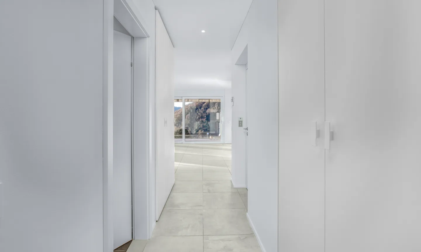 MODERNES ATTIKAWOHNUNG 2.5 ZIMMER MIT TERRASSE UND SEEBLICK IN ROVIO - Foto 6 von 10