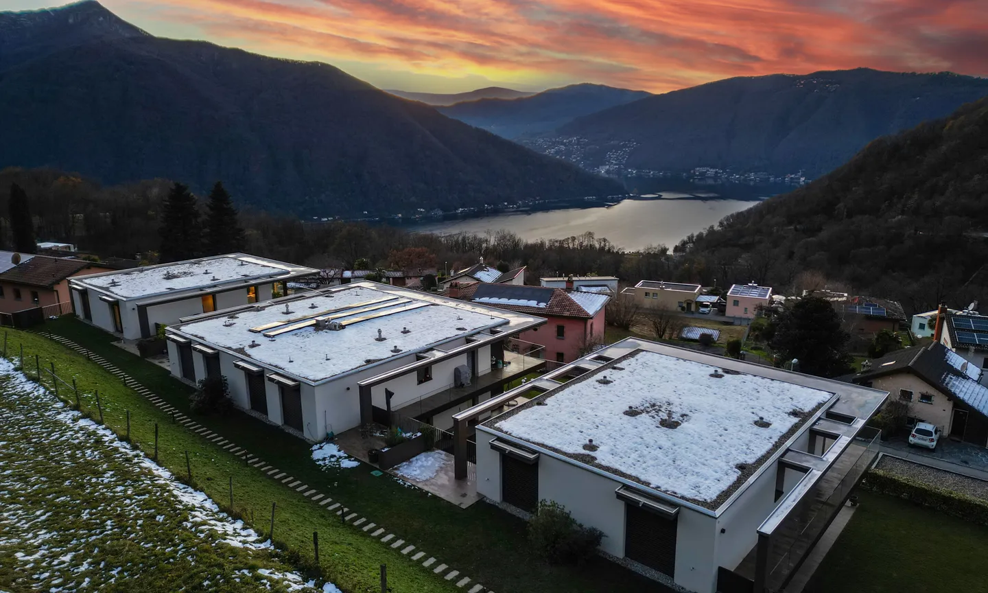 MODERNES ATTIKAWOHNUNG 2.5 ZIMMER MIT TERRASSE UND SEEBLICK IN ROVIO - Foto 8 von 10