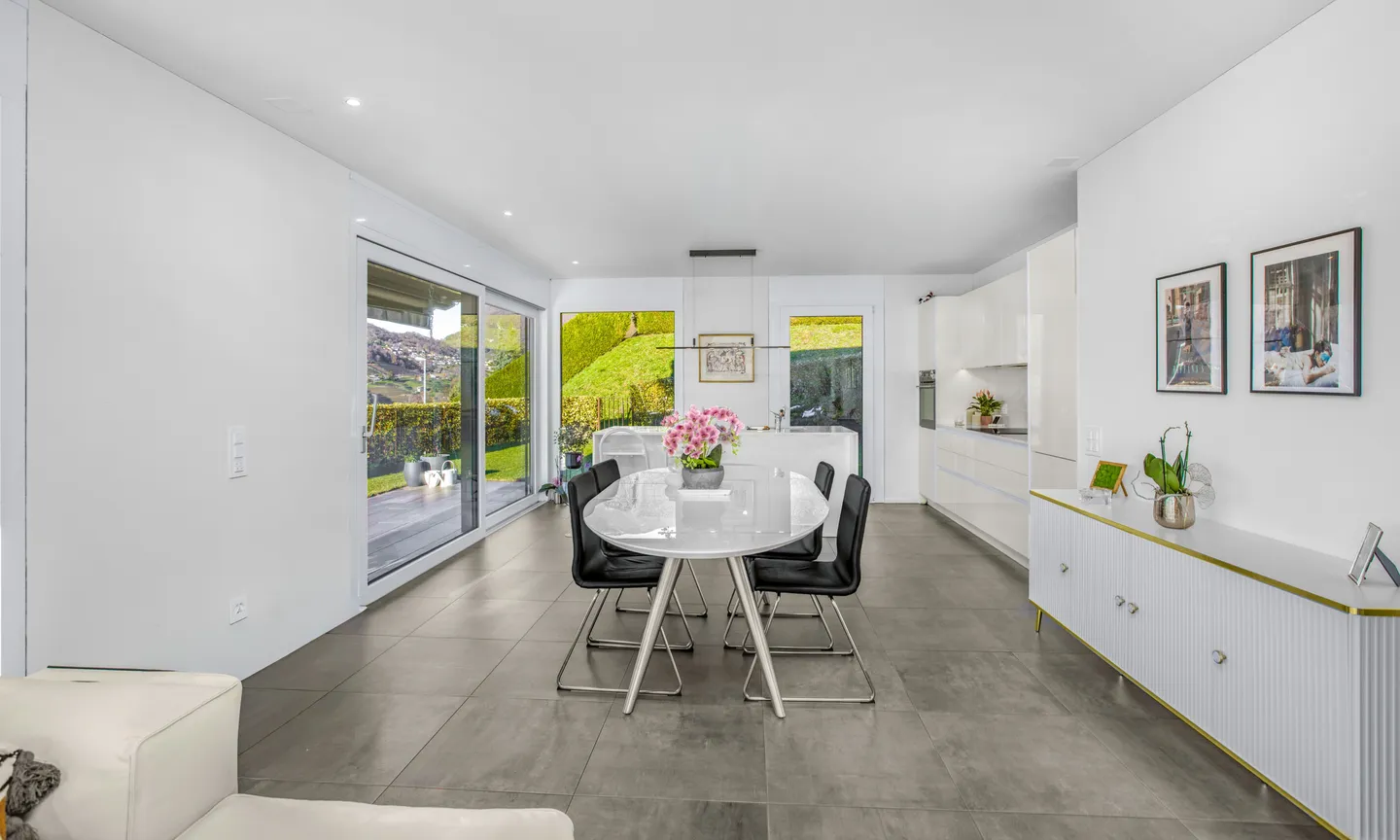 PRÄCHTIGE 4.5 ZIMMER MIT GARTEN UND SEEBLICK IN ROVIO - Foto 2 von 11