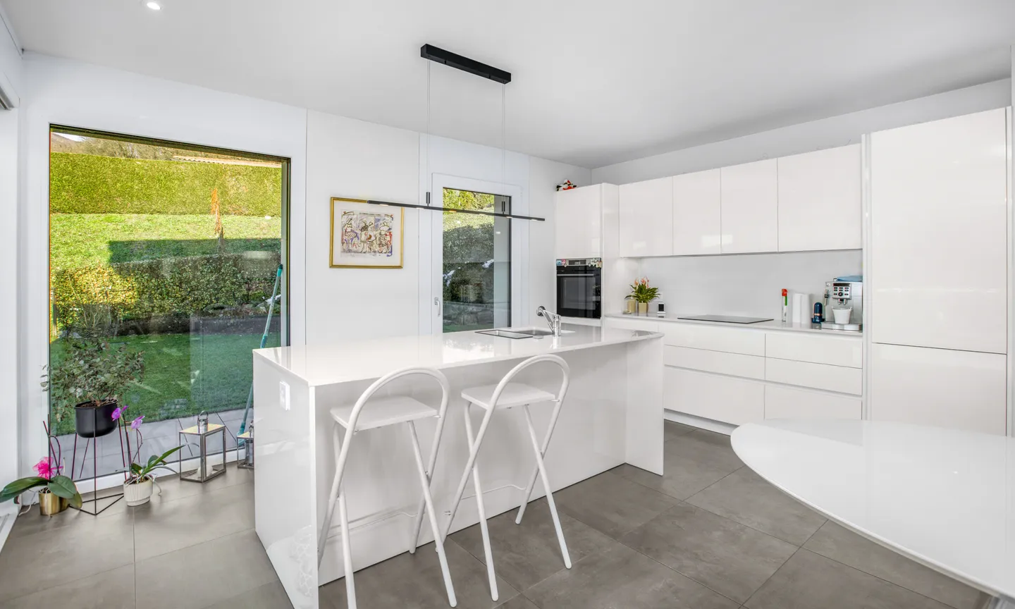 PRÄCHTIGE 4.5 ZIMMER MIT GARTEN UND SEEBLICK IN ROVIO - Foto 3 von 11