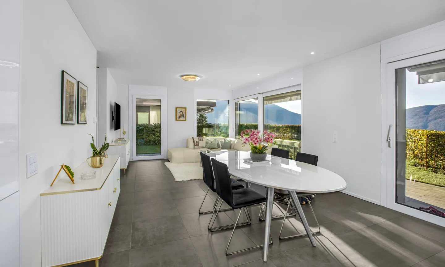 PRÄCHTIGE 4.5 ZIMMER MIT GARTEN UND SEEBLICK IN ROVIO - Foto 4 von 11