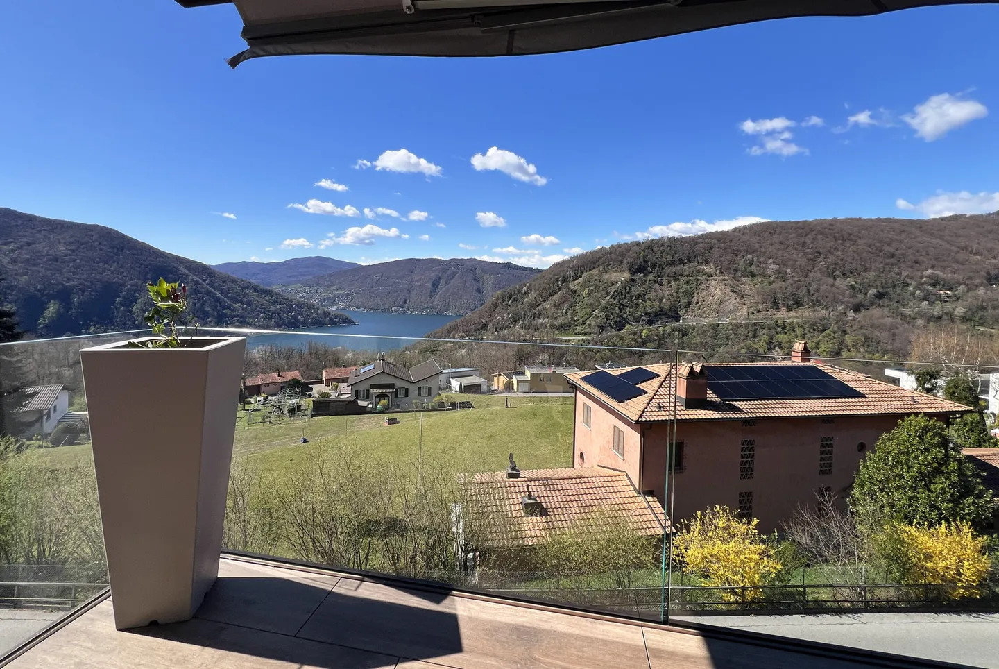 SPLENDID 4.5 ROOMS WITH GARDEN AND LAKE VIEW IN ROVIO - Photo 2 of 10