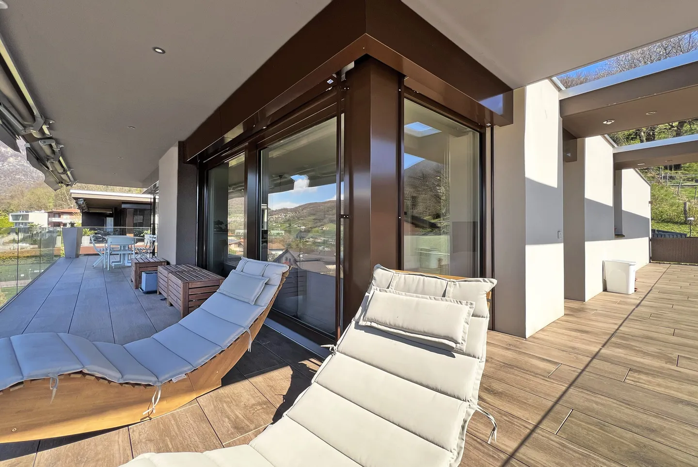 SPLENDID 4.5 ROOMS WITH GARDEN AND LAKE VIEW IN ROVIO - Photo 3 of 10