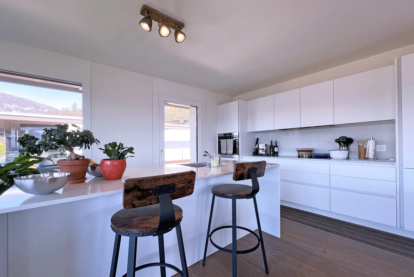 SPLENDID 4.5 ROOMS WITH GARDEN AND LAKE VIEW IN ROVIO - Photo 4 of 10