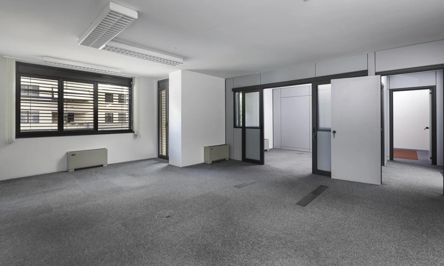 SPACIOUS OFFICE FOR RENT IN CENTRAL AREA OF VIGANELLO - Photo 2 of 10