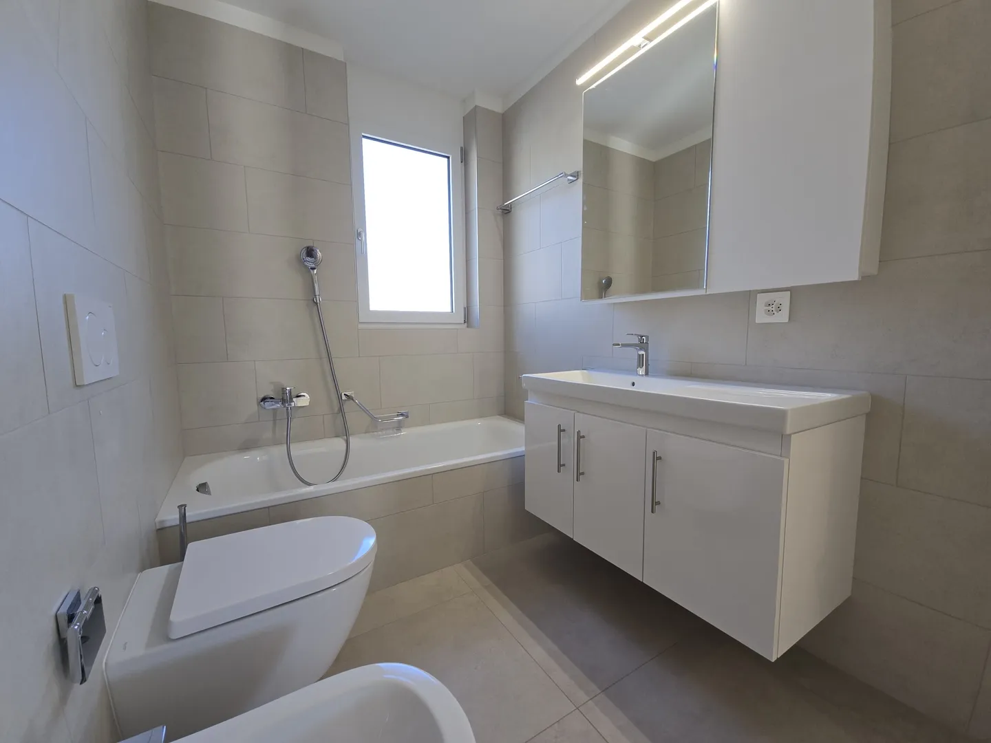 NEUES UND GROSSES 3.5-ZIMMER-PENTHOUSE MIT TERRASSE IN AGNO - Foto 6 von 9