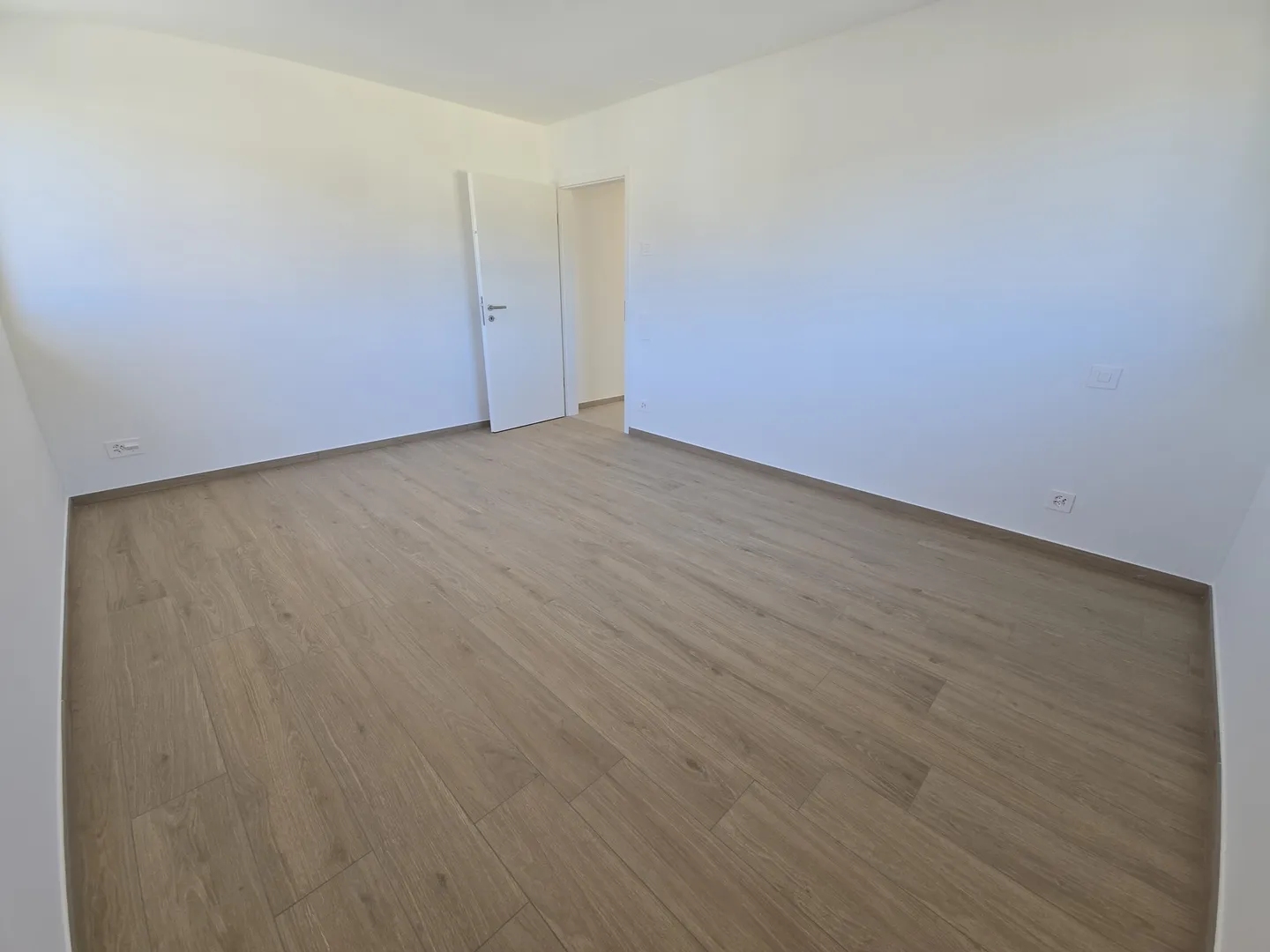 NEUES UND GROSSES 3.5-ZIMMER-PENTHOUSE MIT TERRASSE IN AGNO - Foto 8 von 9