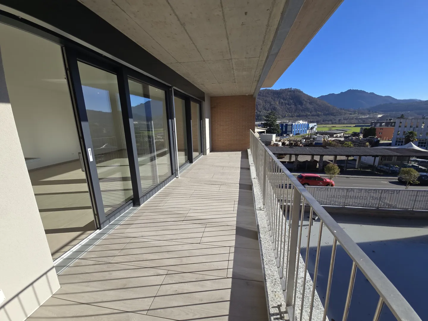 NEUES UND GROSSES 3.5-ZIMMER-PENTHOUSE MIT TERRASSE IN AGNO - Foto 4 von 9