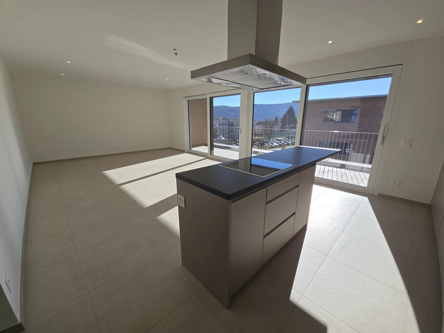 NEUES UND GROSSES 3.5-ZIMMER-PENTHOUSE MIT TERRASSE IN AGNO - Foto 2 von 9