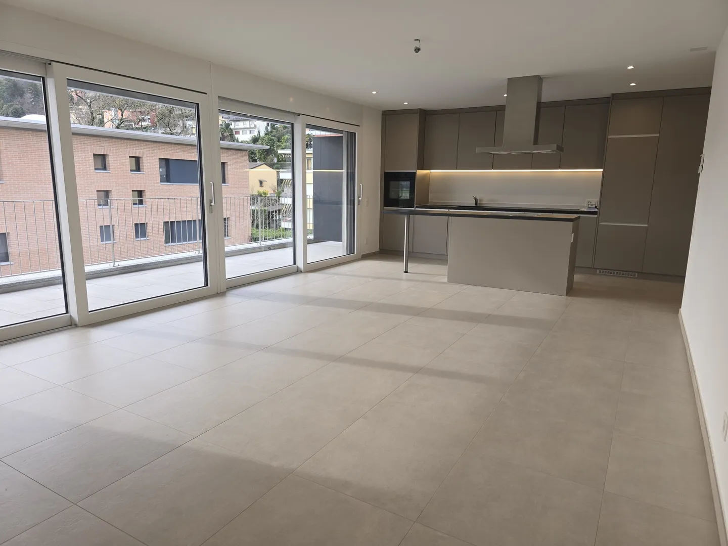 NEUES UND GROSSES 3.5-ZIMMER-PENTHOUSE MIT TERRASSE IN AGNO - Foto 1 von 9