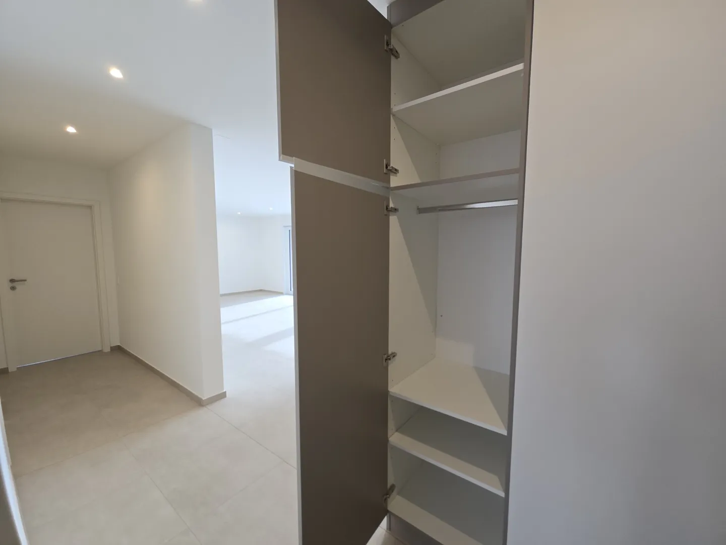 NEUES UND GROSSES 3.5-ZIMMER-PENTHOUSE MIT TERRASSE IN AGNO - Foto 7 von 9