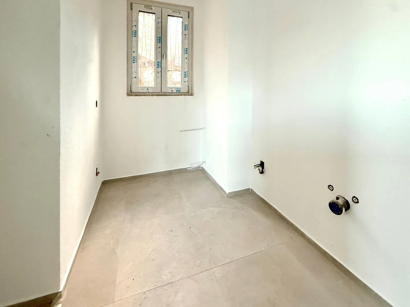 RENOVATED 5.5-ROOM HOUSE WITH GARDEN AND LAKE VIEW IN ROVIO - Photo 8 of 9