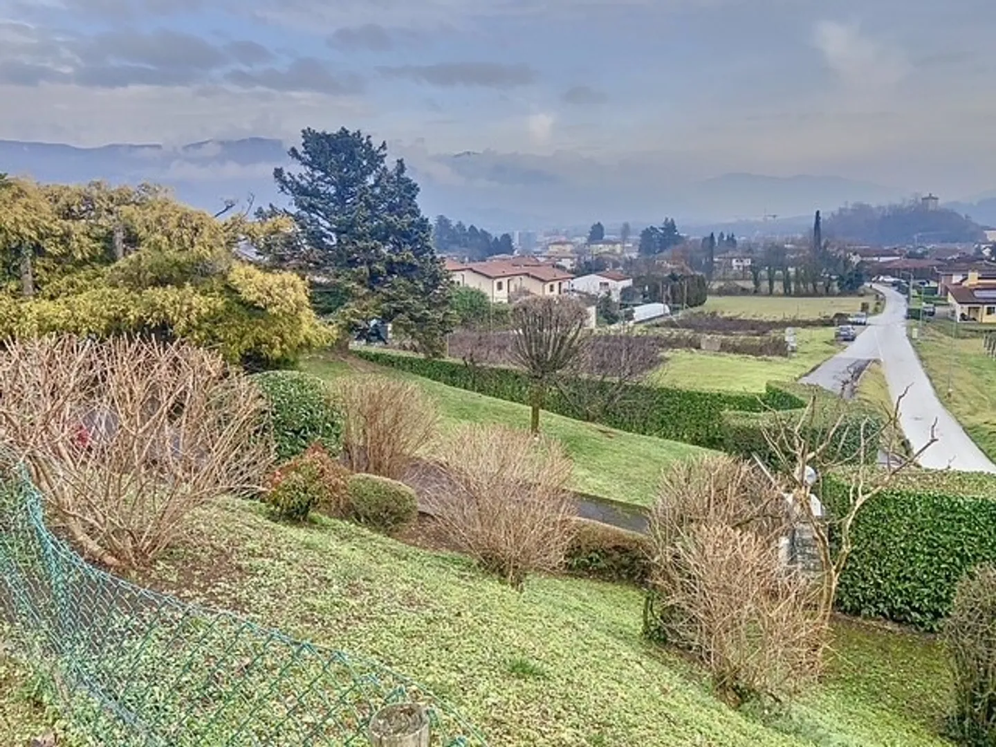 VILLA INDIPENDENTE CON AMPIO GIARDINO A STABIO - Foto 6 di 11