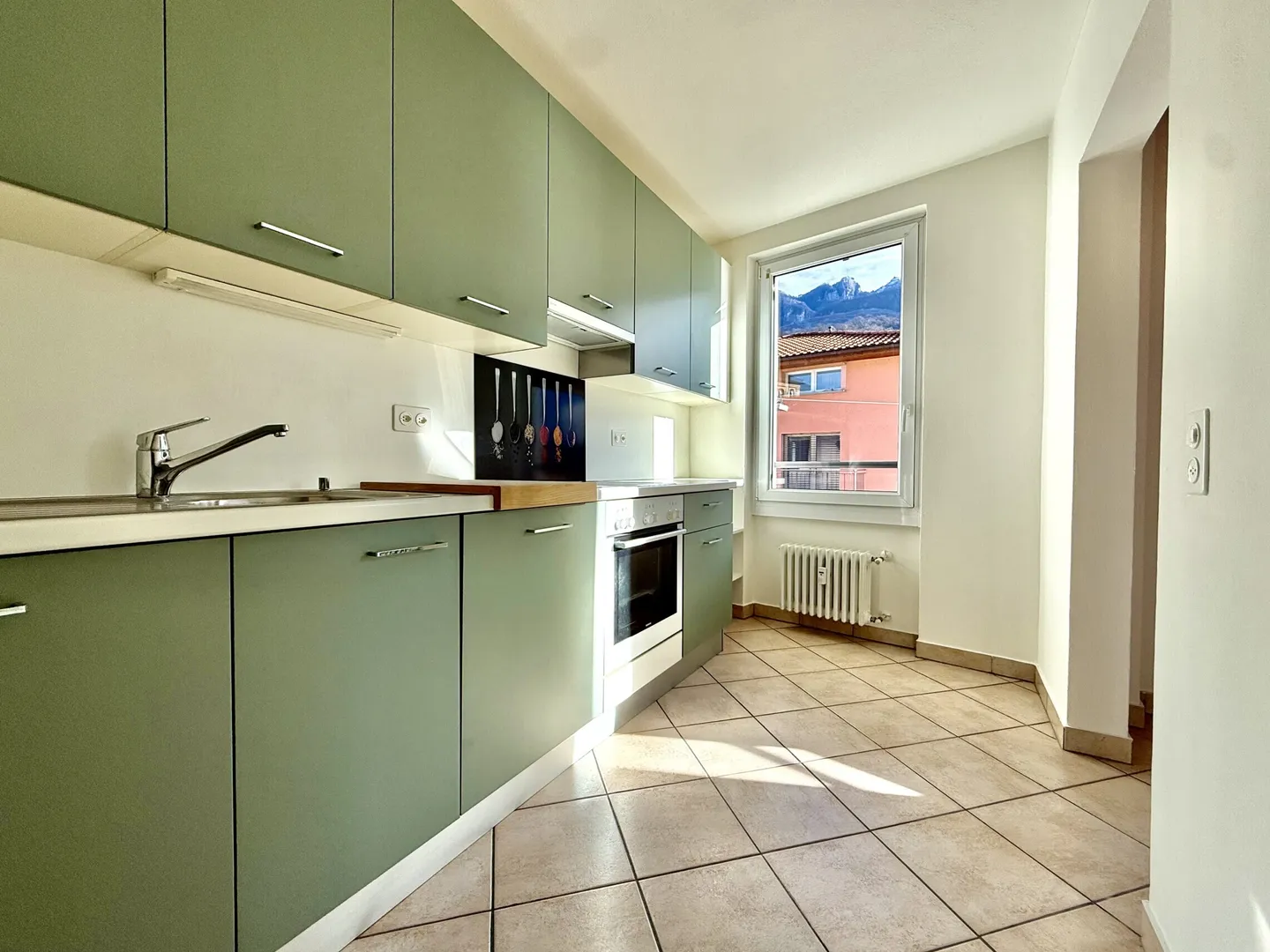 A LOUER GRAND APPARTEMENT LUMINEUX DE 4.5 PIECES A MAROGGIA - Photo 1 sur 8