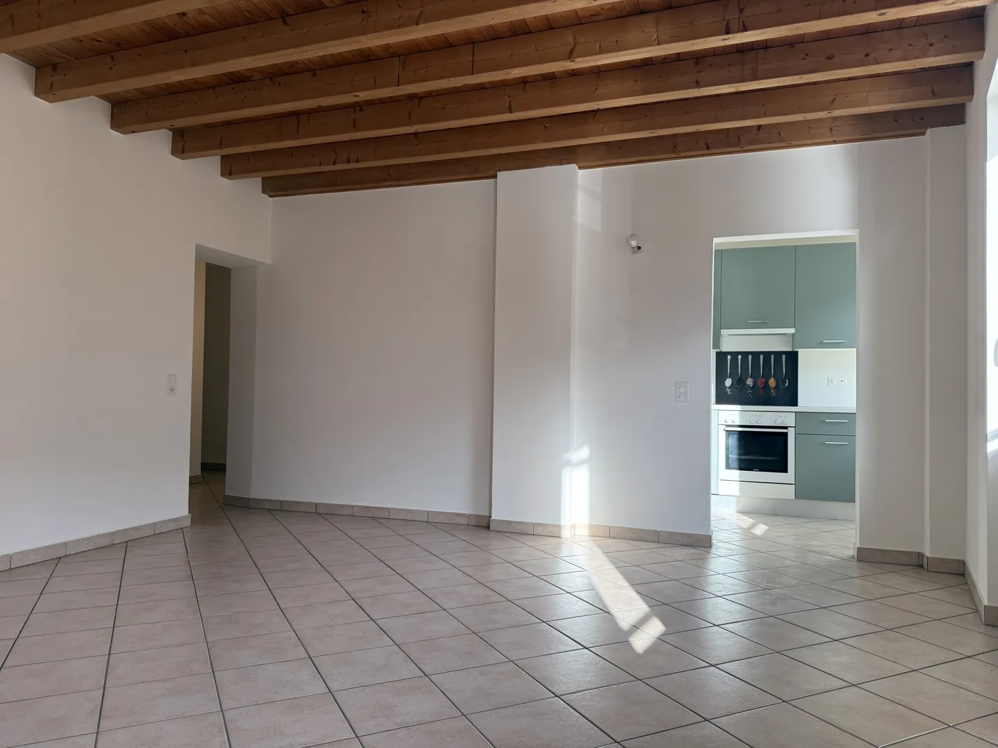 A LOUER GRAND APPARTEMENT LUMINEUX DE 4.5 PIECES A MAROGGIA - Photo 2 sur 8