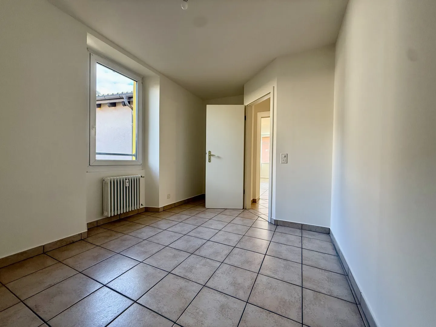 A LOUER GRAND APPARTEMENT LUMINEUX DE 4.5 PIECES A MAROGGIA - Photo 4 sur 8