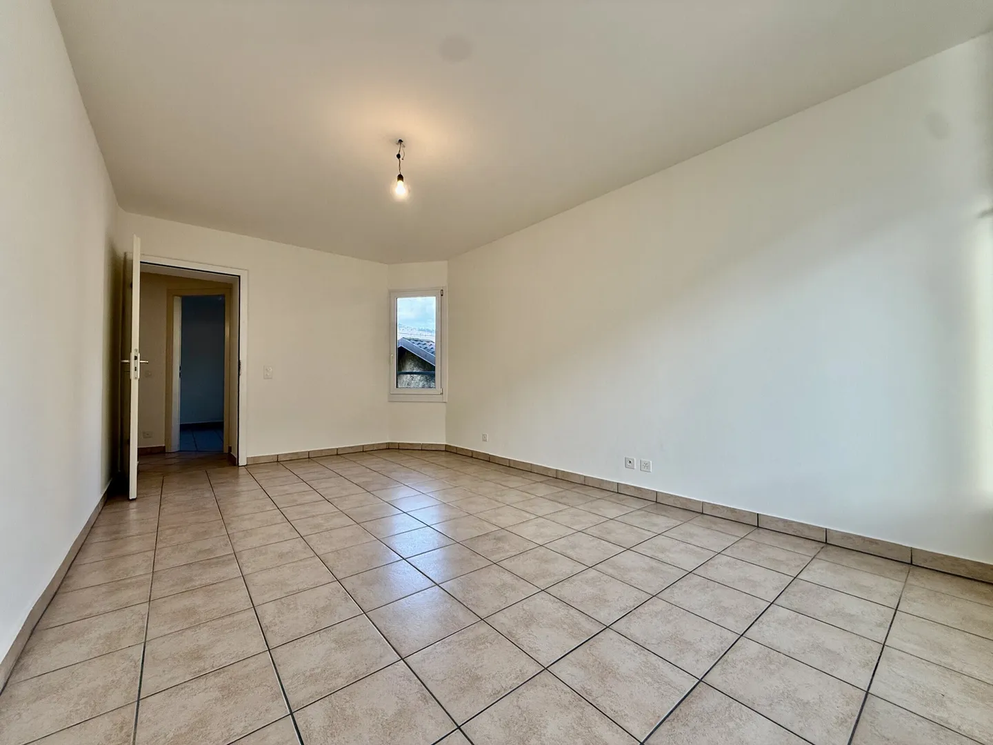 A LOUER GRAND APPARTEMENT LUMINEUX DE 4.5 PIECES A MAROGGIA - Photo 5 sur 8