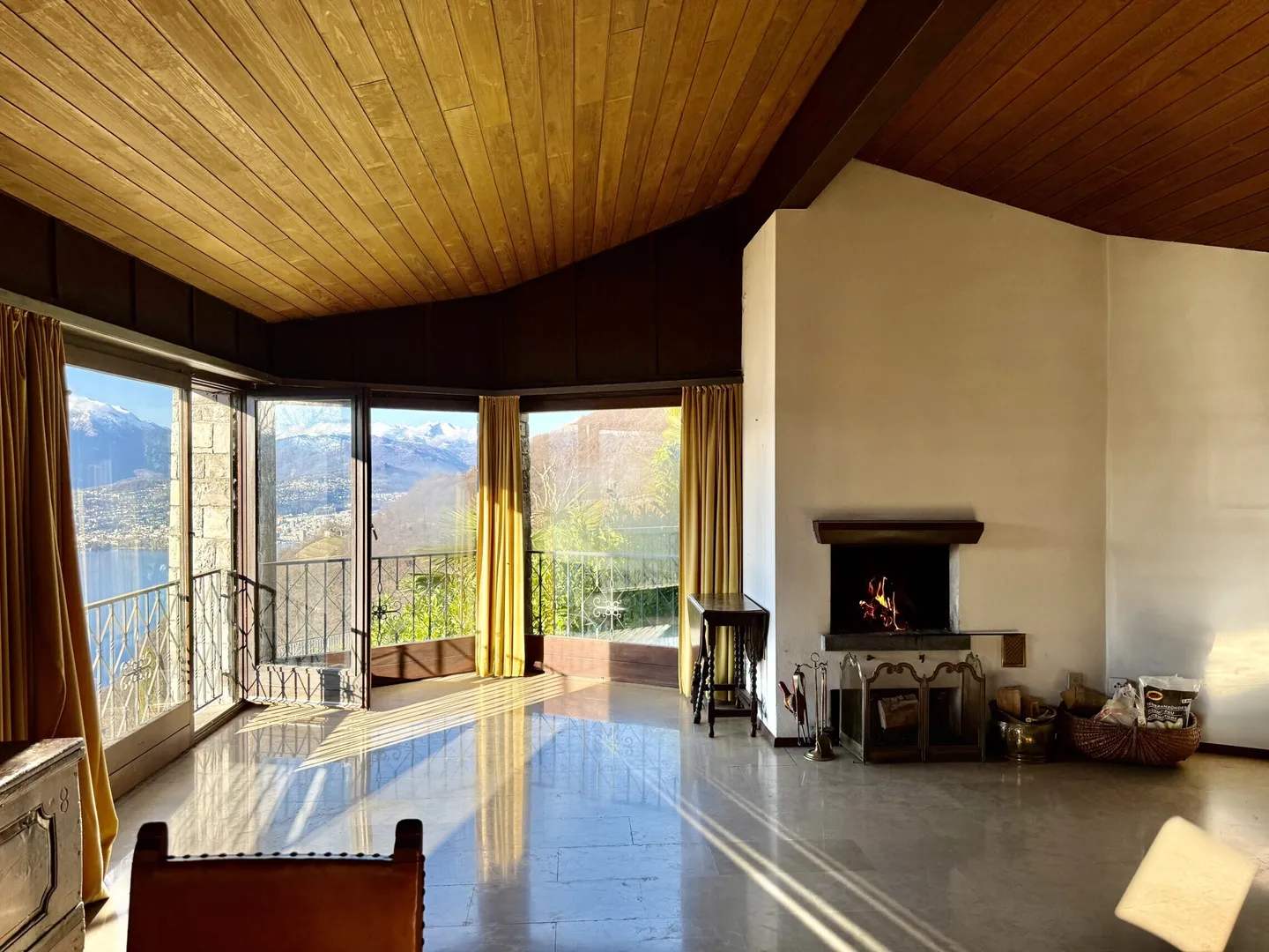 SCHÖNES HAUS MIT 4.5 ZIMMERN UND SEEBLICK ZU RENOVIEREN IN AROGNO - Foto 2 von 9