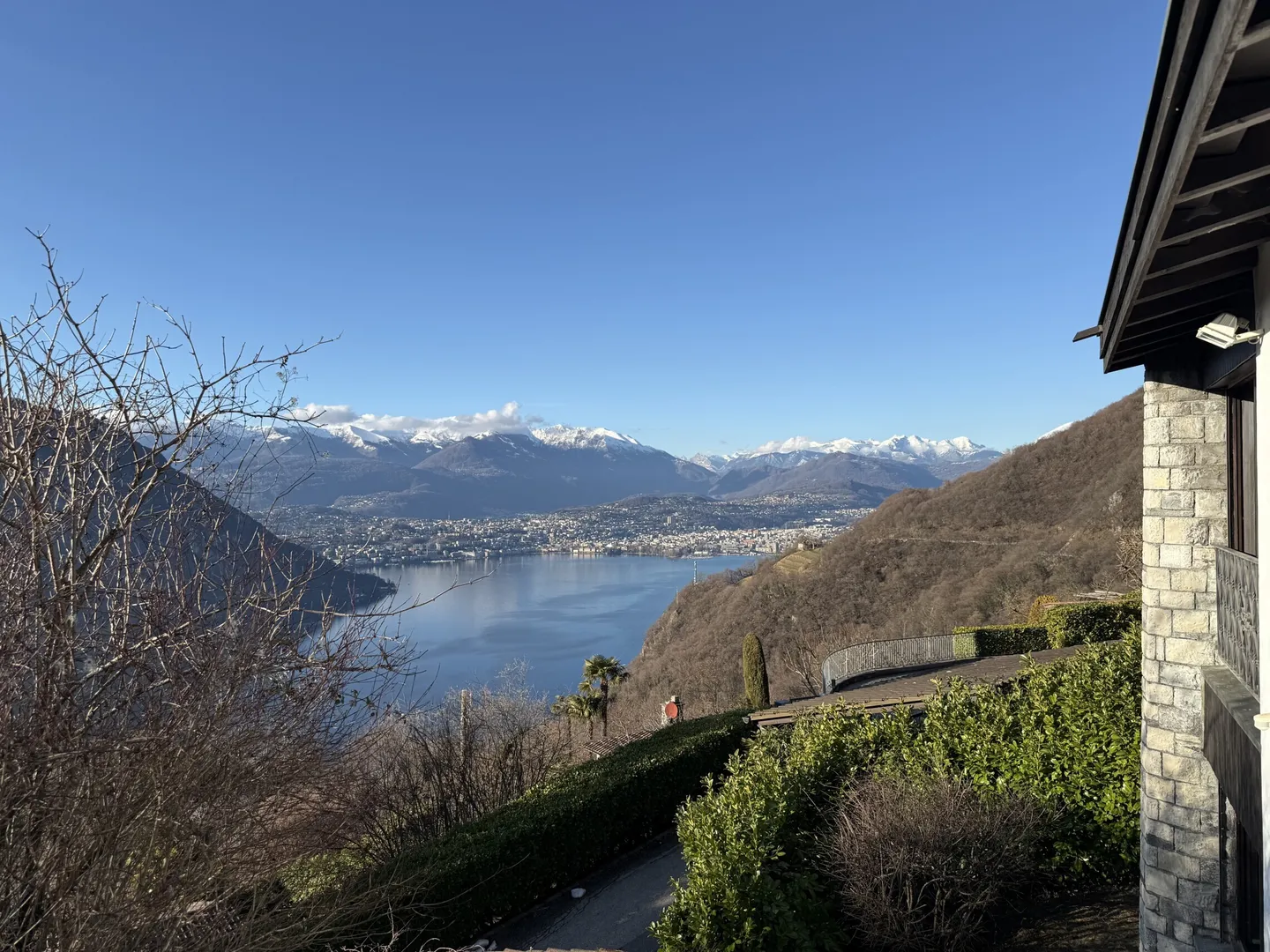 SCHÖNES HAUS MIT 4.5 ZIMMERN UND SEEBLICK ZU RENOVIEREN IN AROGNO - Foto 1 von 9