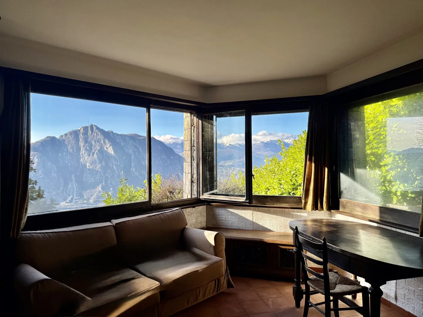 GERÄUMIGES HAUS MIT 4,5 ZIMMERN UND WUNDERSCHÖNEM SEEBLICK IN AROGNO - Foto 4 von 8