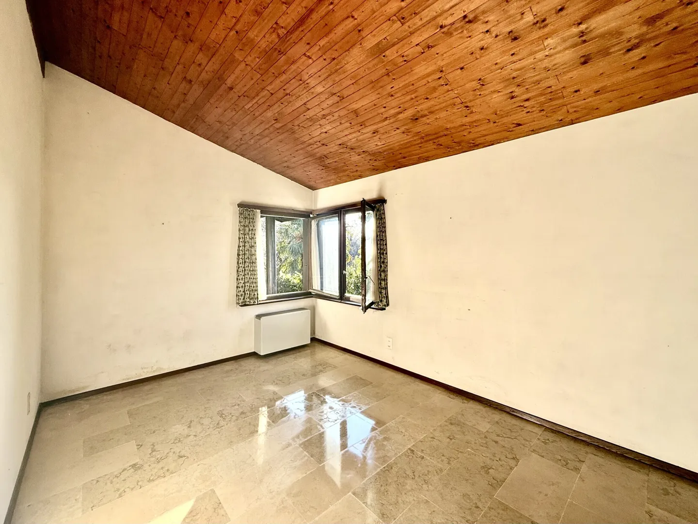 SCHÖNES HAUS MIT 4.5 ZIMMERN UND SEEBLICK ZU RENOVIEREN IN AROGNO - Foto 5 von 9