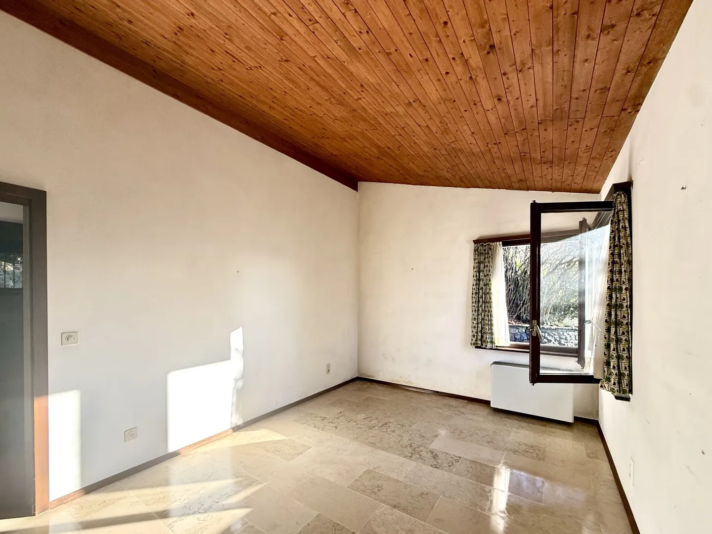 SCHÖNES HAUS MIT 4.5 ZIMMERN UND SEEBLICK ZU RENOVIEREN IN AROGNO - Foto 8 von 9