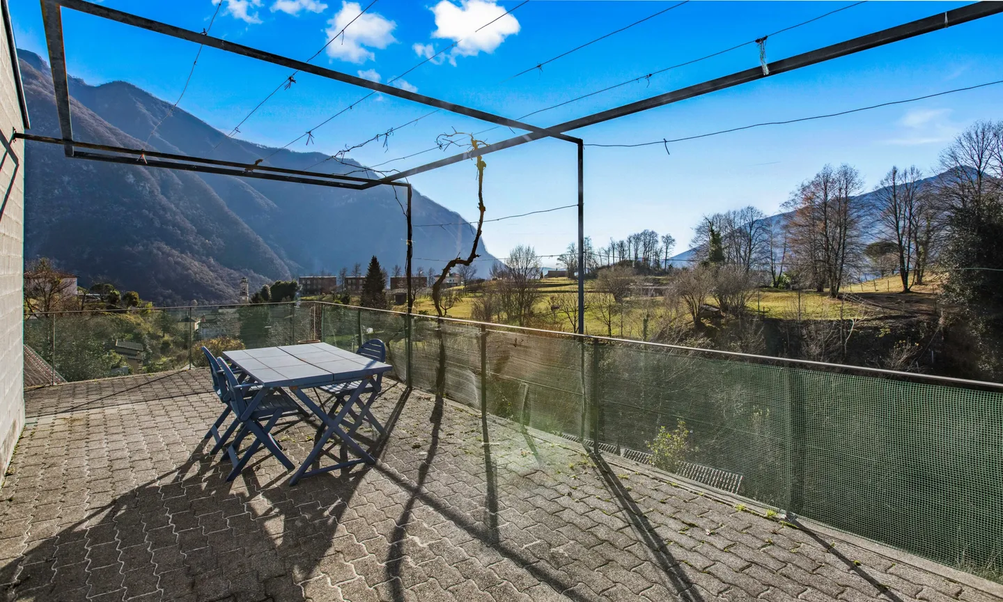 SCHÖNE DOPPELHAUSHÄLFTE MIT 7,5 ZIMMERN IM GRÜNEN IN ROVIO - Foto 6 von 10