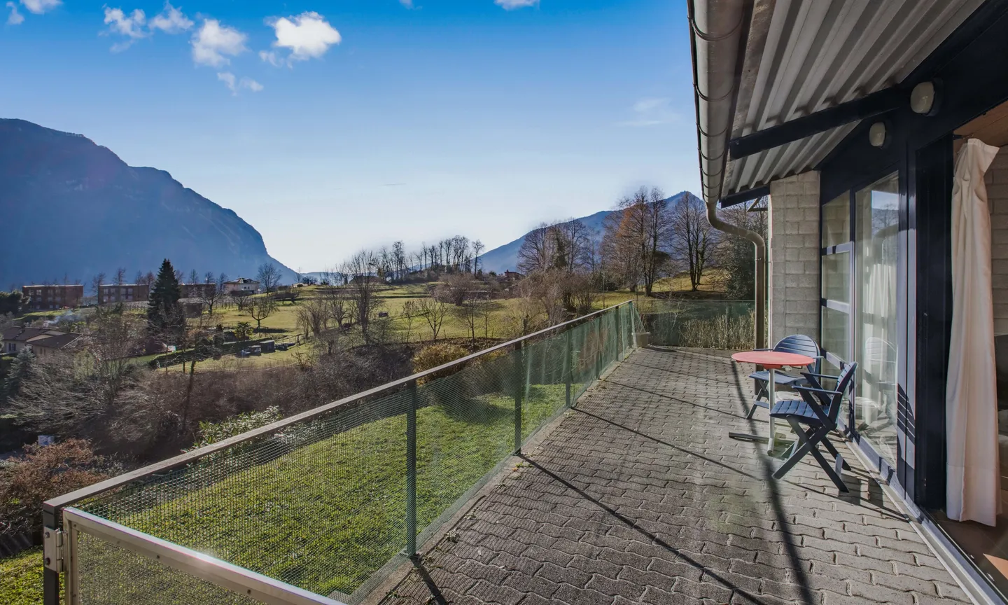 SCHÖNE DOPPELHAUSHÄLFTE MIT 7,5 ZIMMERN IM GRÜNEN IN ROVIO - Foto 3 von 10