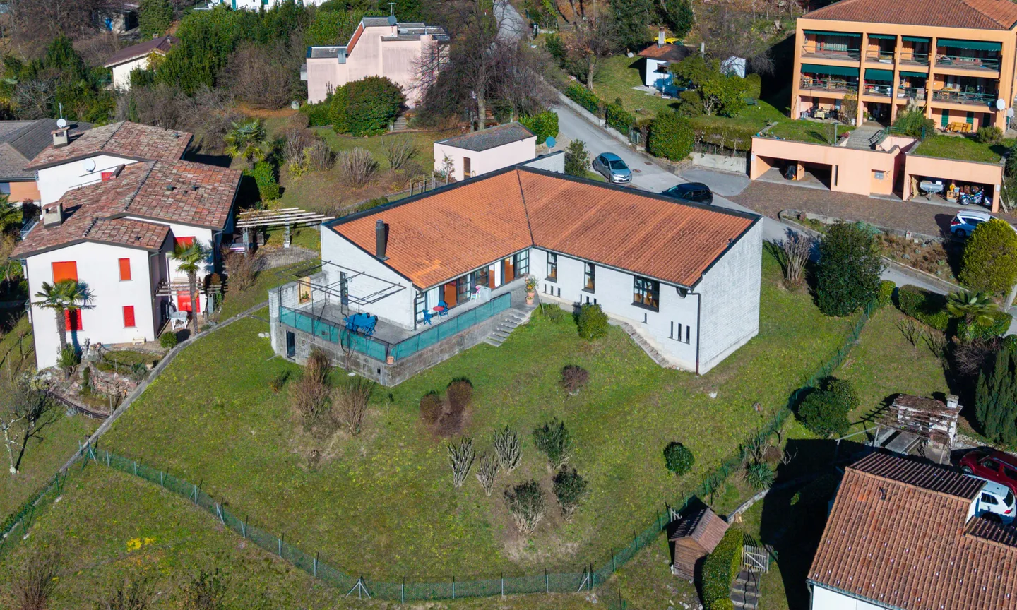 SCHÖNE DOPPELHAUSHÄLFTE MIT 7,5 ZIMMERN IM GRÜNEN IN ROVIO - Foto 1 von 10