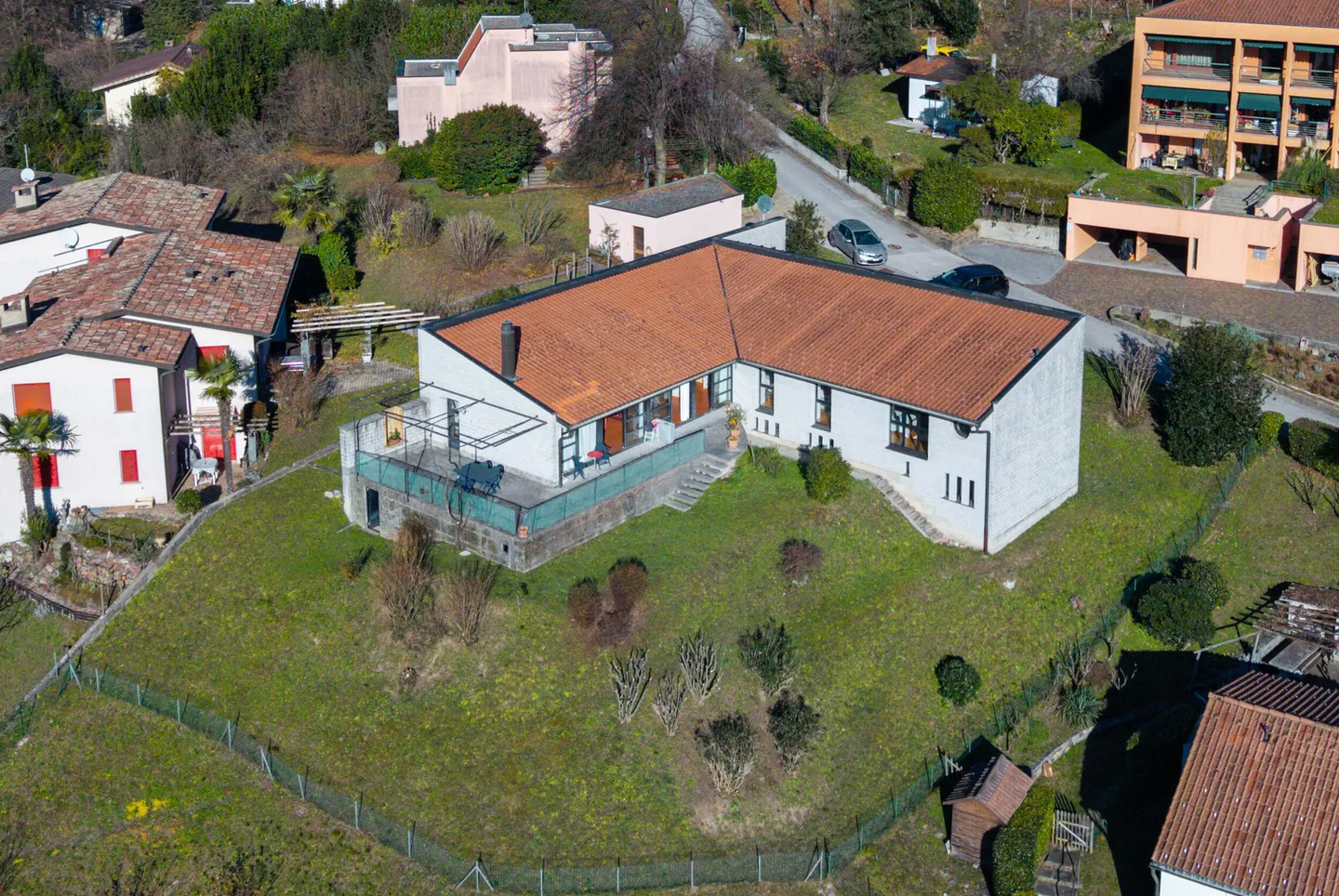 Villa moderna con giardino a Rovio - Foto 8 di 10