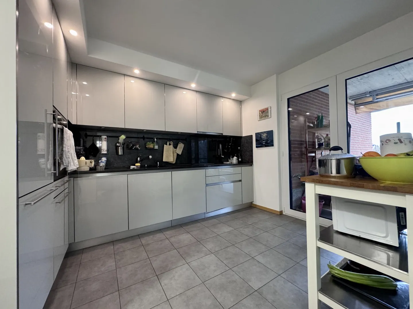 BEAUTIFUL 5.5 ROOMS WITH VIEW OF GREENERY AND MOUNTAINS IN SORENGO - Photo 4 of 9