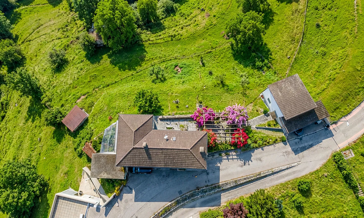 STUPENDO TERRENO CON 2 CASE E POSIZIONE DOMINANTE AD AROGNO - Foto 7 di 7