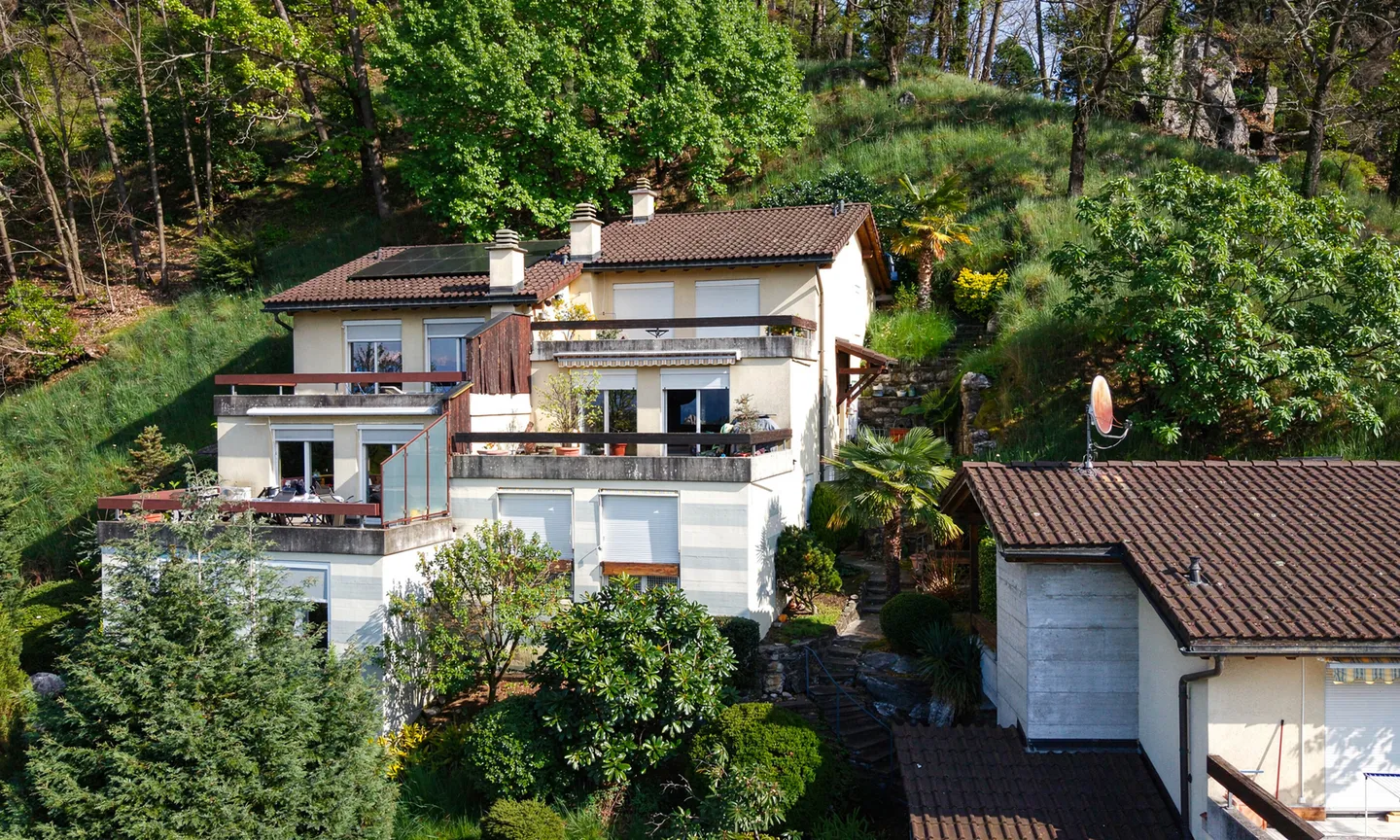 5.5-ZIMMER-VILLA MIT BLICK AUF DEN LAGO MAGGIORE IN PIANEZZO - Foto 1 von 9