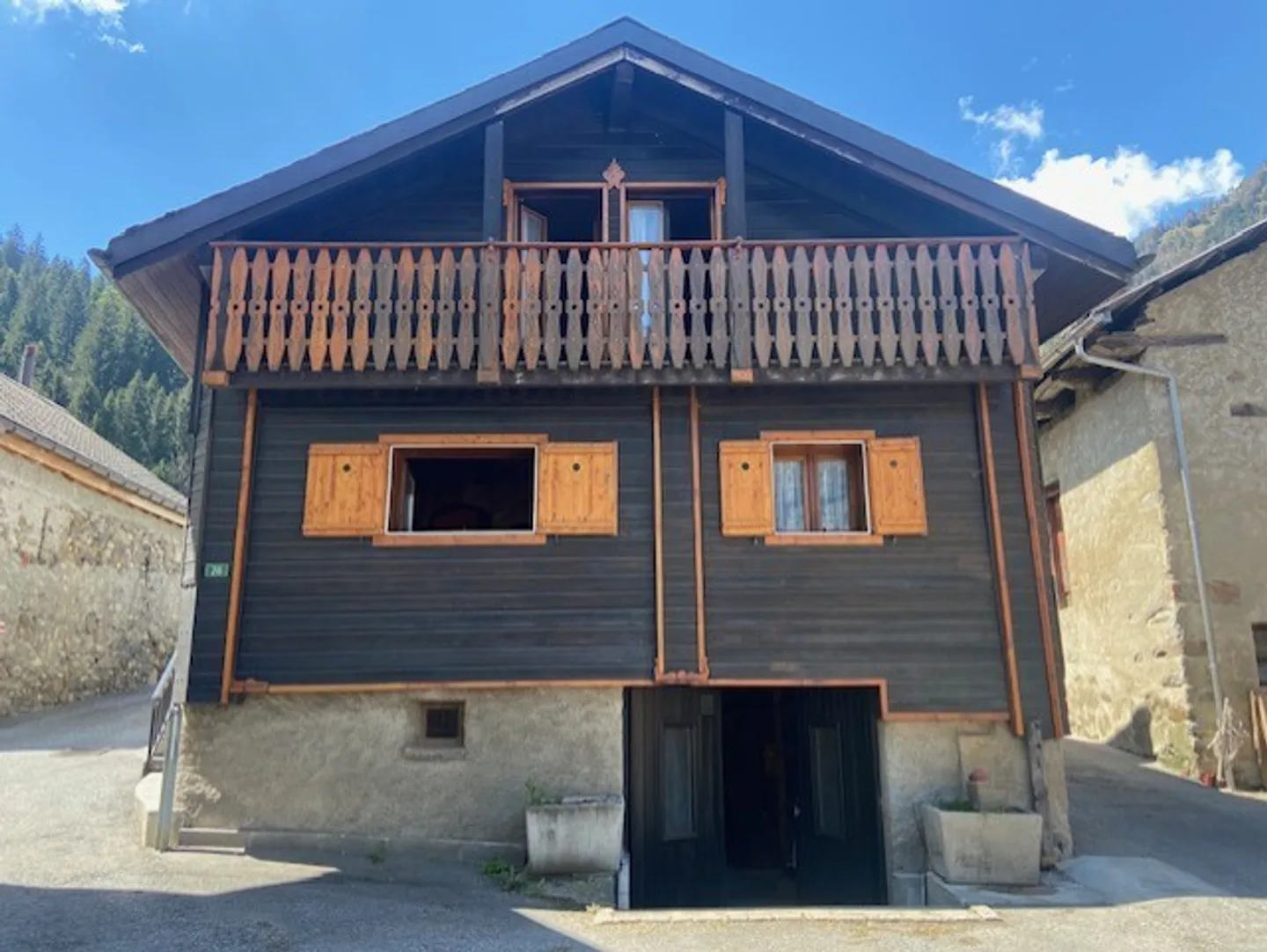 GERÄUMIGES RENOVIERTES RUSTIKAL MIT 10 ZIMMERN IM VAL DI BLENIO - Foto 1 von 9