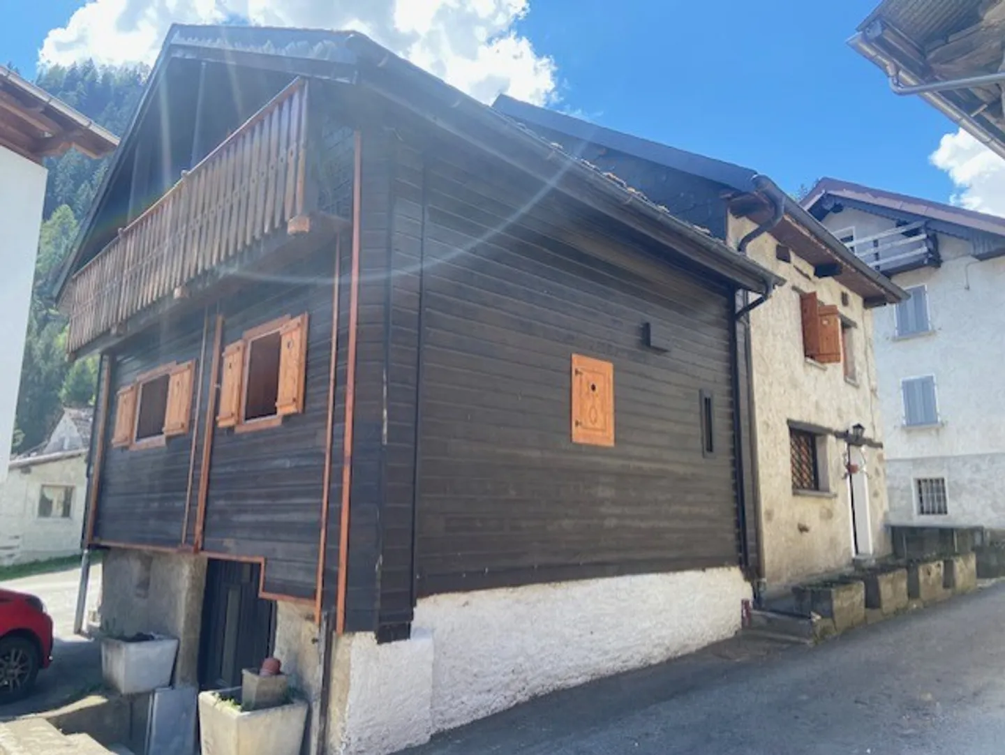 GERÄUMIGES RENOVIERTES RUSTIKAL MIT 10 ZIMMERN IM VAL DI BLENIO - Foto 2 von 9